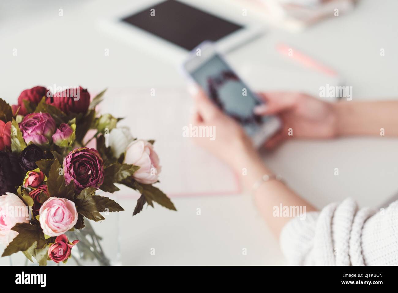 Home Office persönlicher Stil Blumen Inspiration Stockfoto
