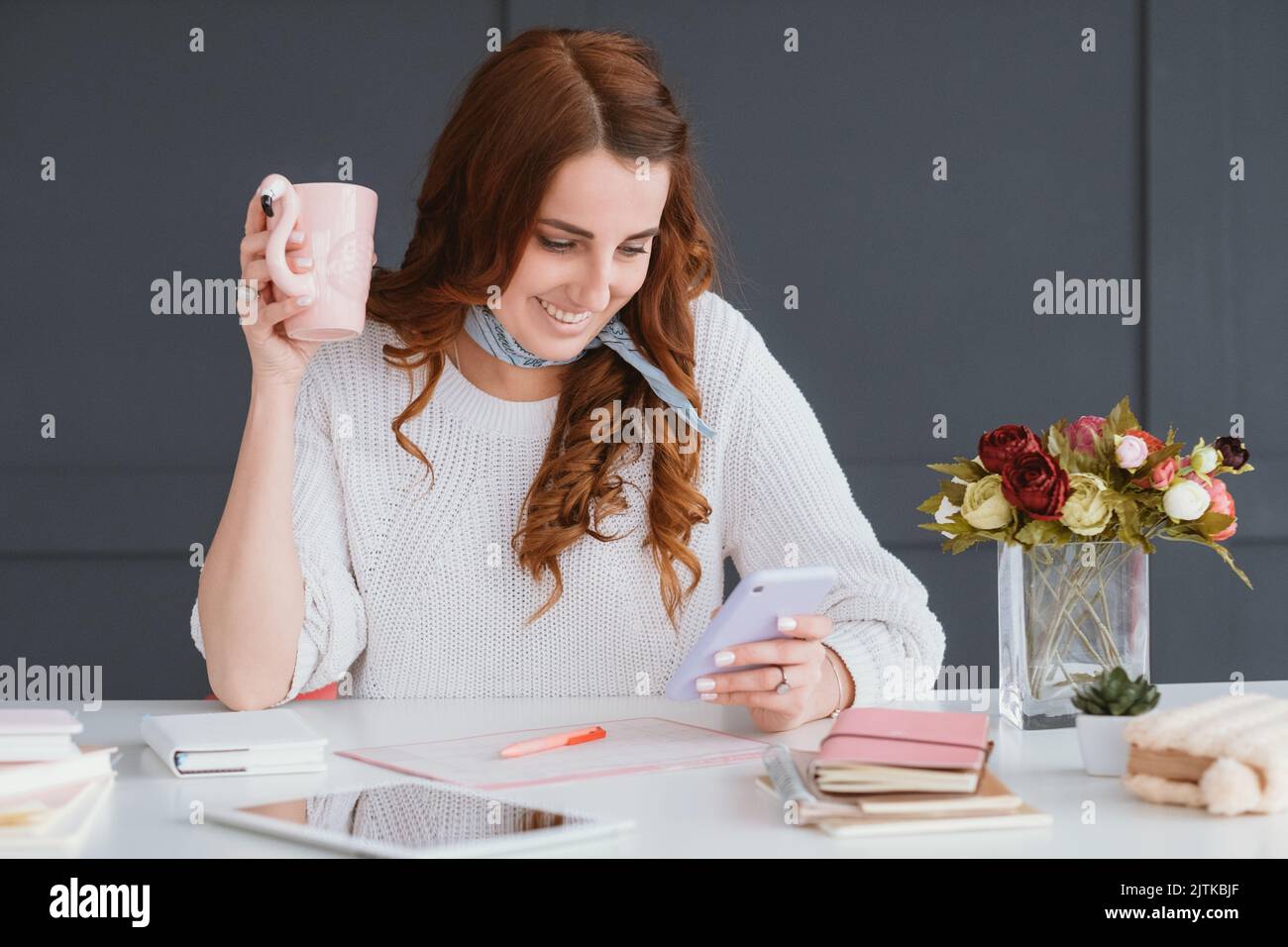 Morning Cup Social Network Surfen Dame Smartphone Stockfoto