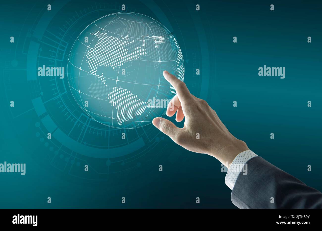 Die rechte Hand eines Geschäftsmannes berührt den futuristischen digitalen Globus, um das Wachstum des Geschäftsnetzwerks weltweit zu erreichen Stockfoto
