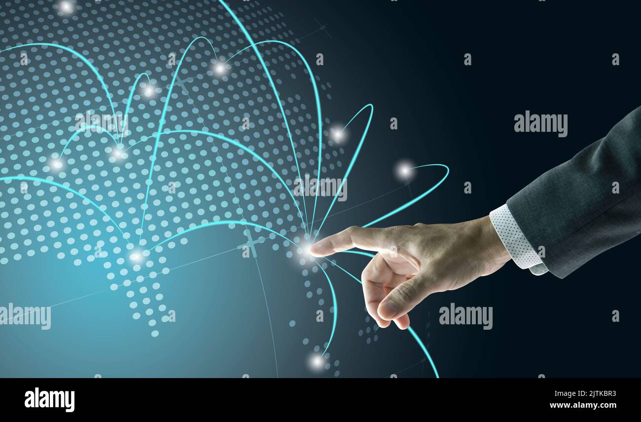 Die rechte Hand eines Geschäftsmannes, der den digitalen Globus berührt, um das Wachstum des Unternehmensnetzwerks weltweit zu zeigen Stockfoto