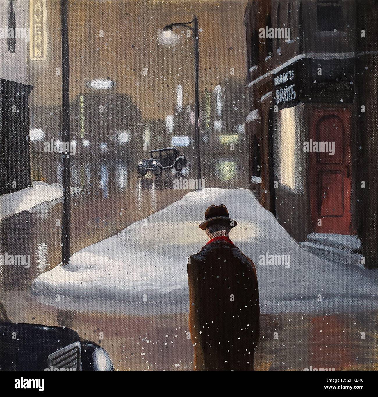 Geheimnisvolle, im Film Noir-Stil gehaltene Szene eines Fedora-tragenden Mannes, der in einer verschneiten Nacht die Straße überquert, in einer Innenstadtumgebung. Stockfoto