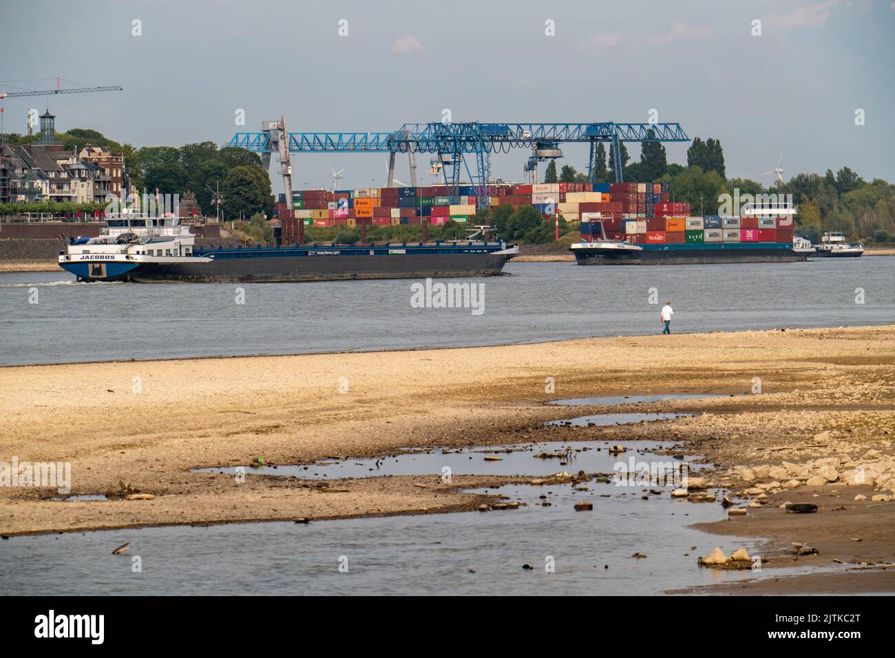 Rhein bei Emmerich, extrem niedriges Wasser, Rheinhöhe 0 cm, Neigung fallend, Containerschiff mit reduzierter Ladung, vor dem Contargo Rhein-Waal Stockfoto