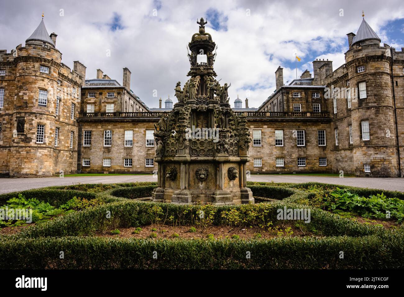 Der Brunnen und der Innenhof des Holyrood Palace. Edinburgh, Schottland, Großbritannien. Stockfoto