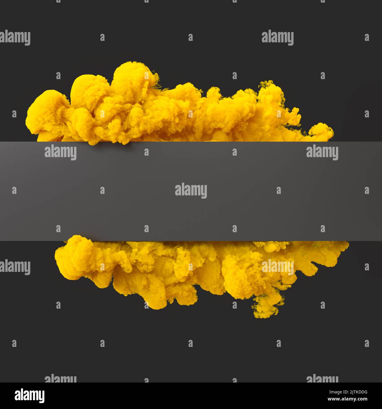 Gelber Rauch umhüllt ein graues Banner auf dunklem Hintergrund. 3D Rendern Stockfoto
