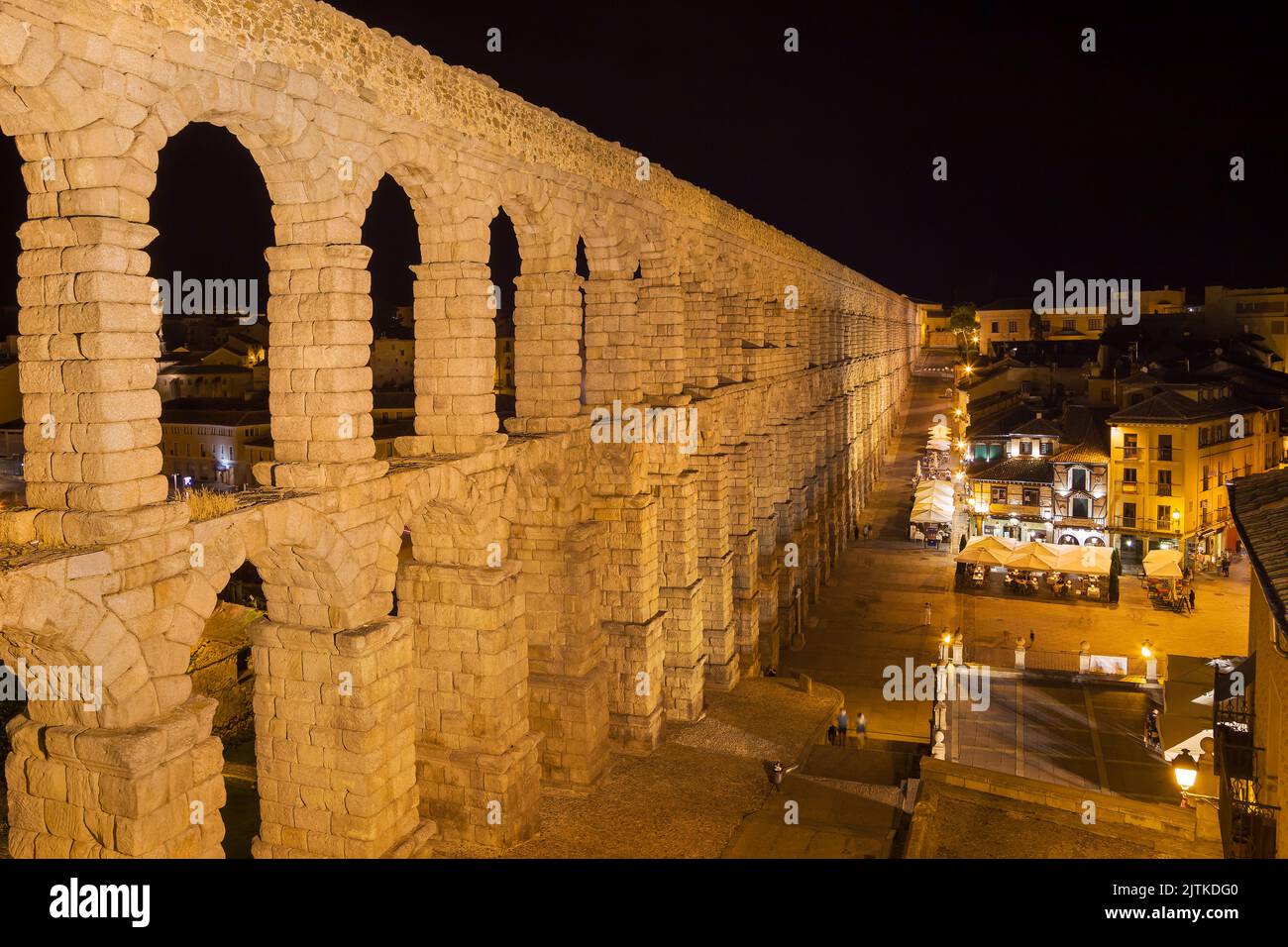 Segovia, Spanien - 21. August 2020: Aquädukt und Azoguejo-Platz bei Nacht, Segovia, Spanien. Stockfoto