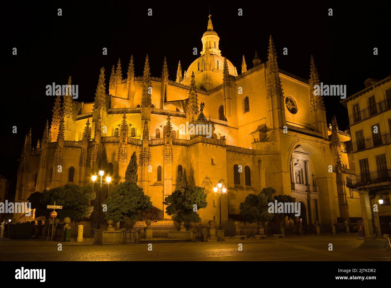 Kathedrale von Segovia, Spanien, bei Nacht. Stockfoto