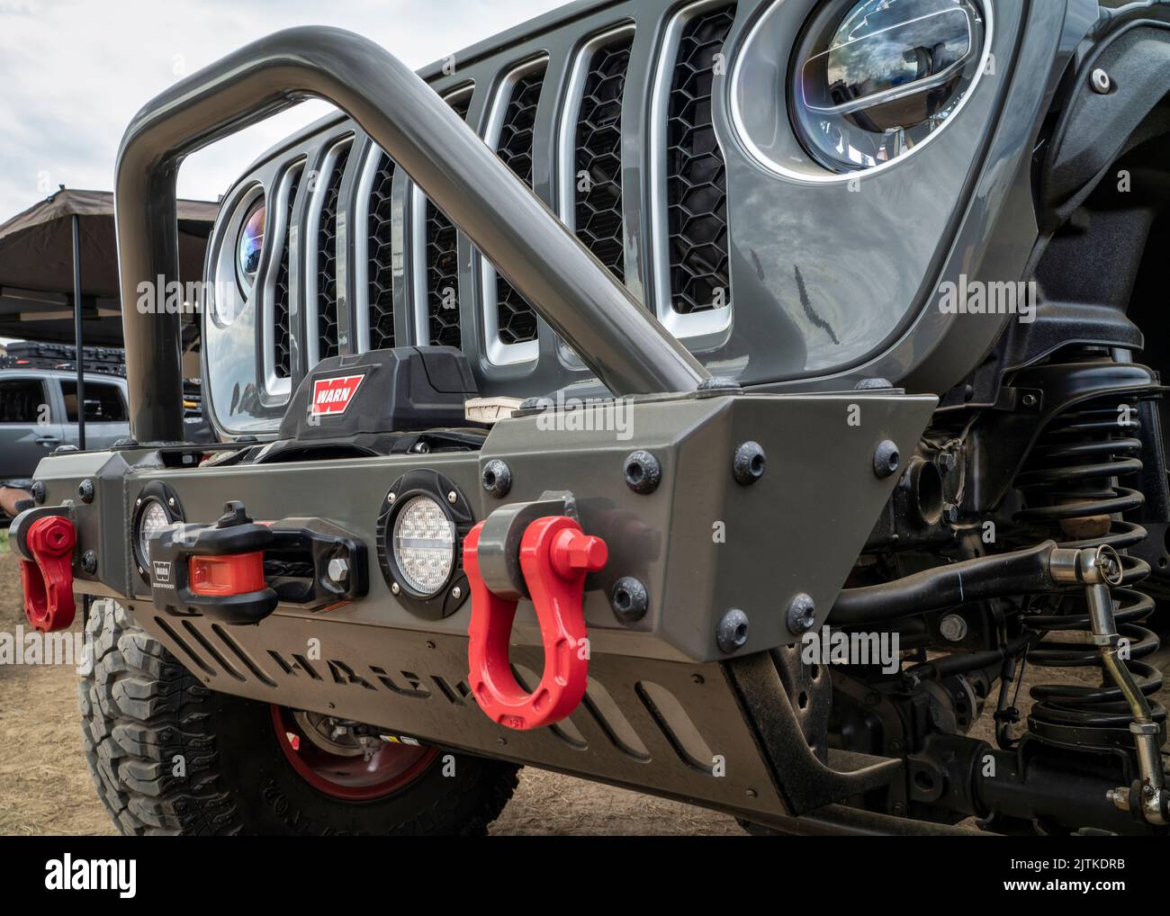 Loveland, CO, USA - 26. August 2022: Frontstoßstange mit Warnwinde und Kühlergrill des Jeep Wrangler, ausgestattet für das aufsehenlose Offroad-Fahren. Stockfoto