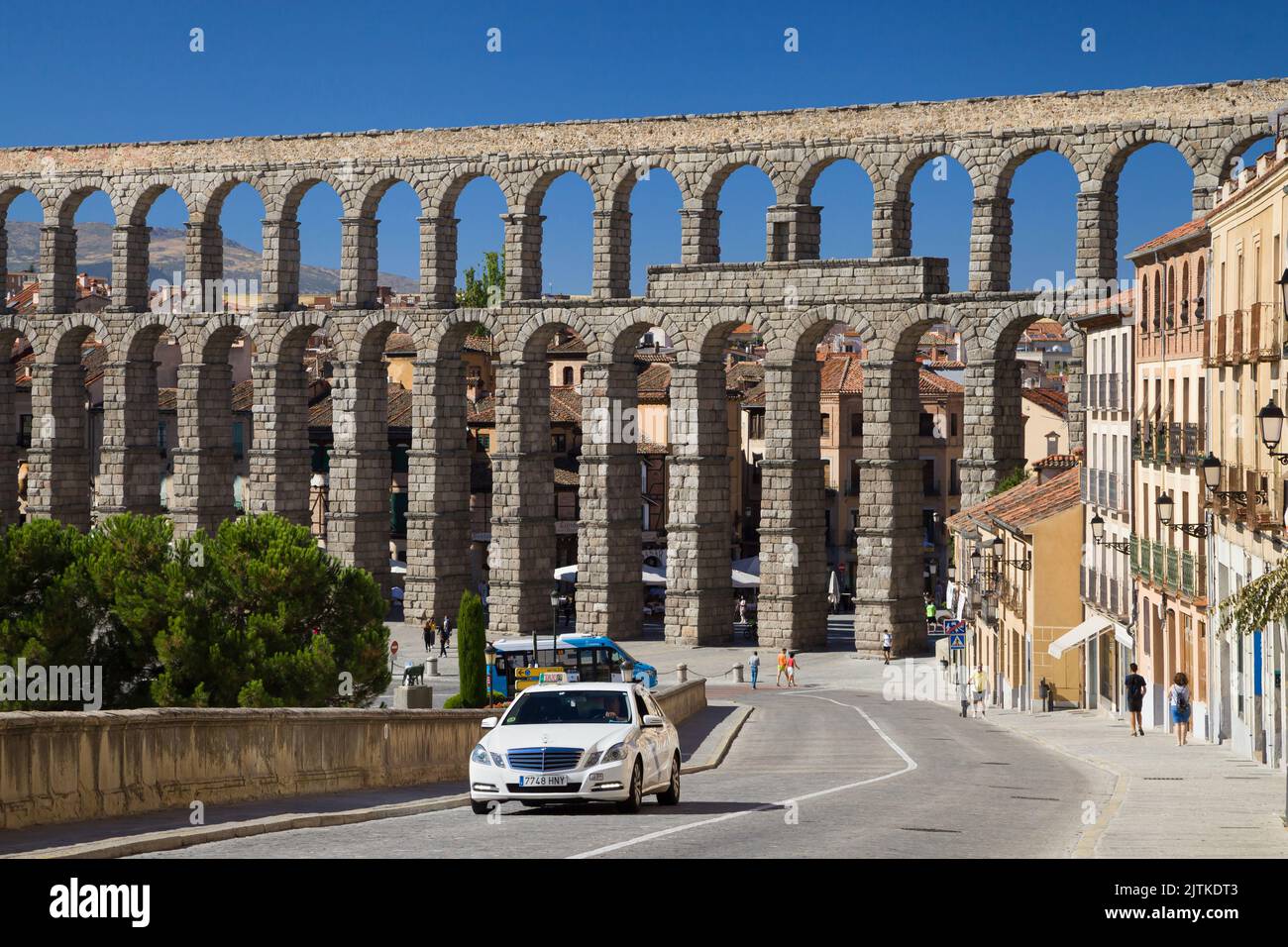 Segovia, Spanien - 22. August 2020: Aquädukt von Segovia von der San Juan Street, Segovia, Spanien. Stockfoto