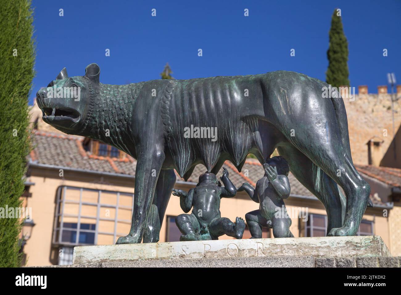Kapitolinische Wolf-Statue am Fuße des Aquädukts von Segovia, Spanien. Stockfoto