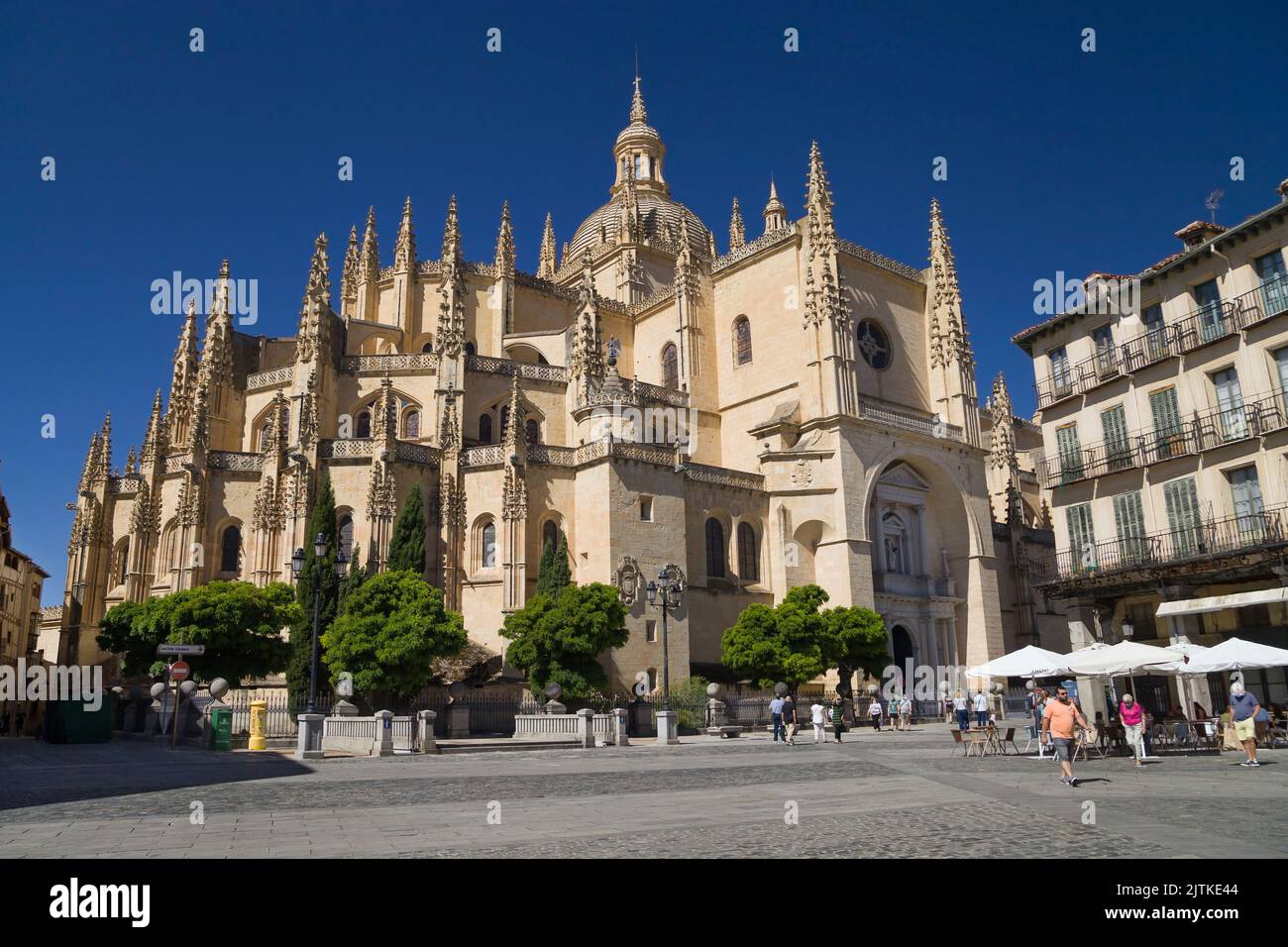 Segovia, Spanien - 22. August 2020: Kathedrale von Segovia von der Plaza Mayor aus gesehen, Segovia, Spanien. Stockfoto