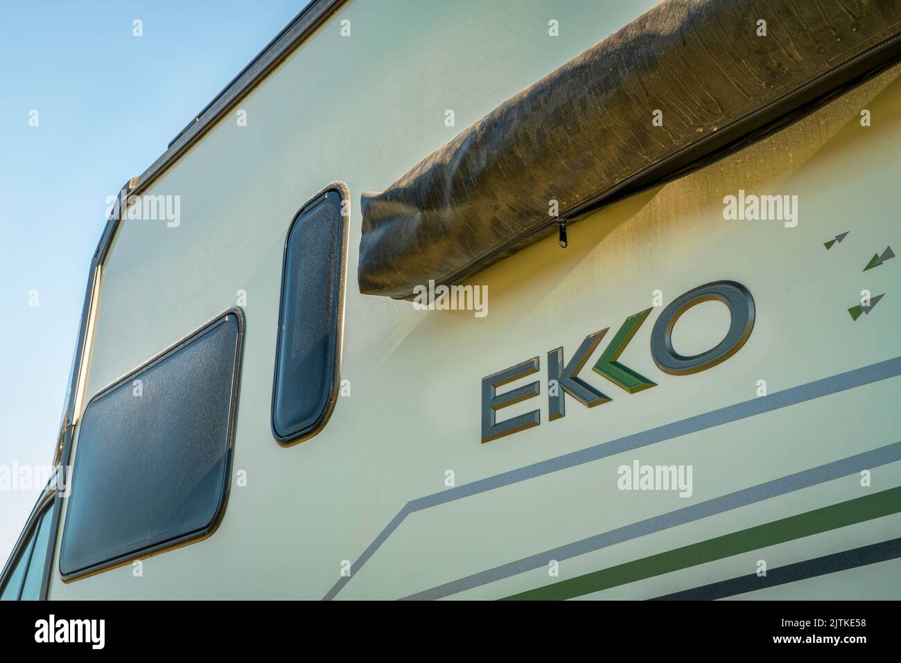 Loveland, CO, USA - 27. August 2022: Detail des Winnebago EKKO Camper van, Class C Bus, gebaut auf Ford AWD Transit Chassis. Stockfoto
