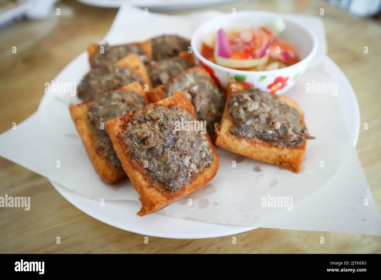 Gebratenes Brot mit gehacktem Schweinebrot oder gebratenes Brot mit ...
