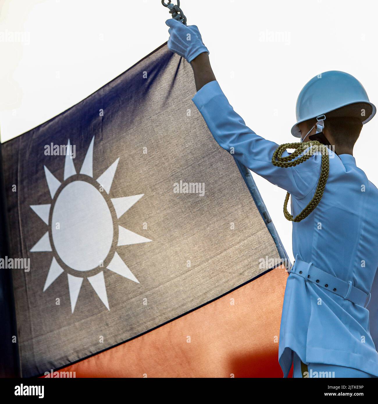 Taipeh, Taiwan. 31. August 2022. Die Ehrenwachen der Militärs halten am Morgen eine Zeremonie zur Flaggenanhebung auf dem Liberty Square in Taipei, Taiwan, ab, während die Bedrohungen aus China immer stärker werden. Die selbstregierende Insel hat ihre Aktivitäten in der chinesischen VBA in der Nähe ihrer Gewässer deutlich erhöht und gleichzeitig ihre Beziehungen zu den USA, dem Vereinigten Königreich, Kanada, Australien, Japan und anderen Orten in Europa wie der Ukraine, Litauen und der Slowakei gefördert. (Bild: © Daniel Ceng Shou-Yi/ZUMA Press Wire) Stockfoto