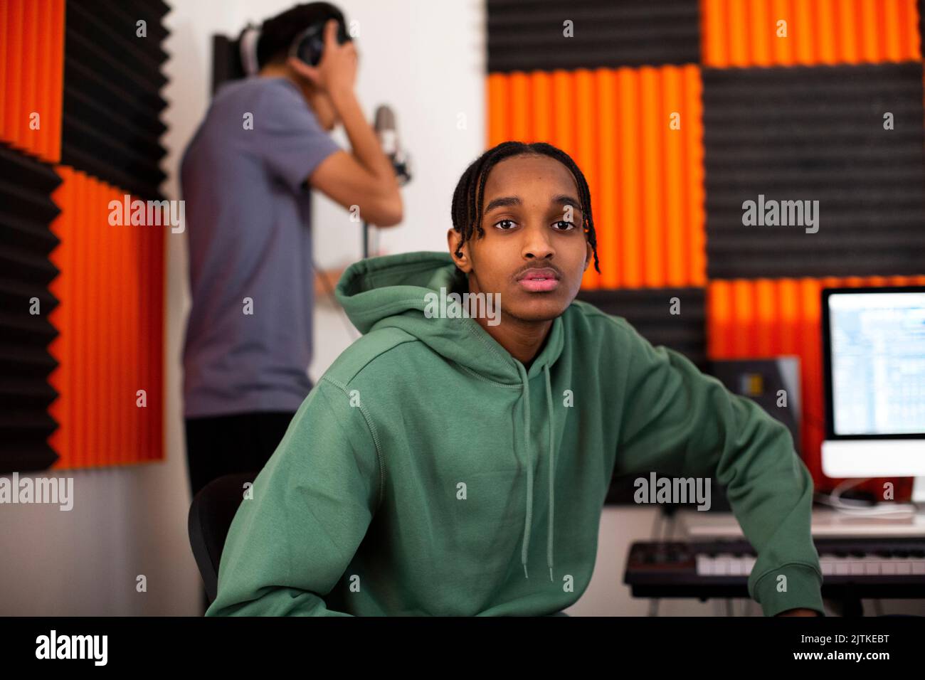 Teenager mit Angst im Aufnahmestudio sitzen Stockfoto