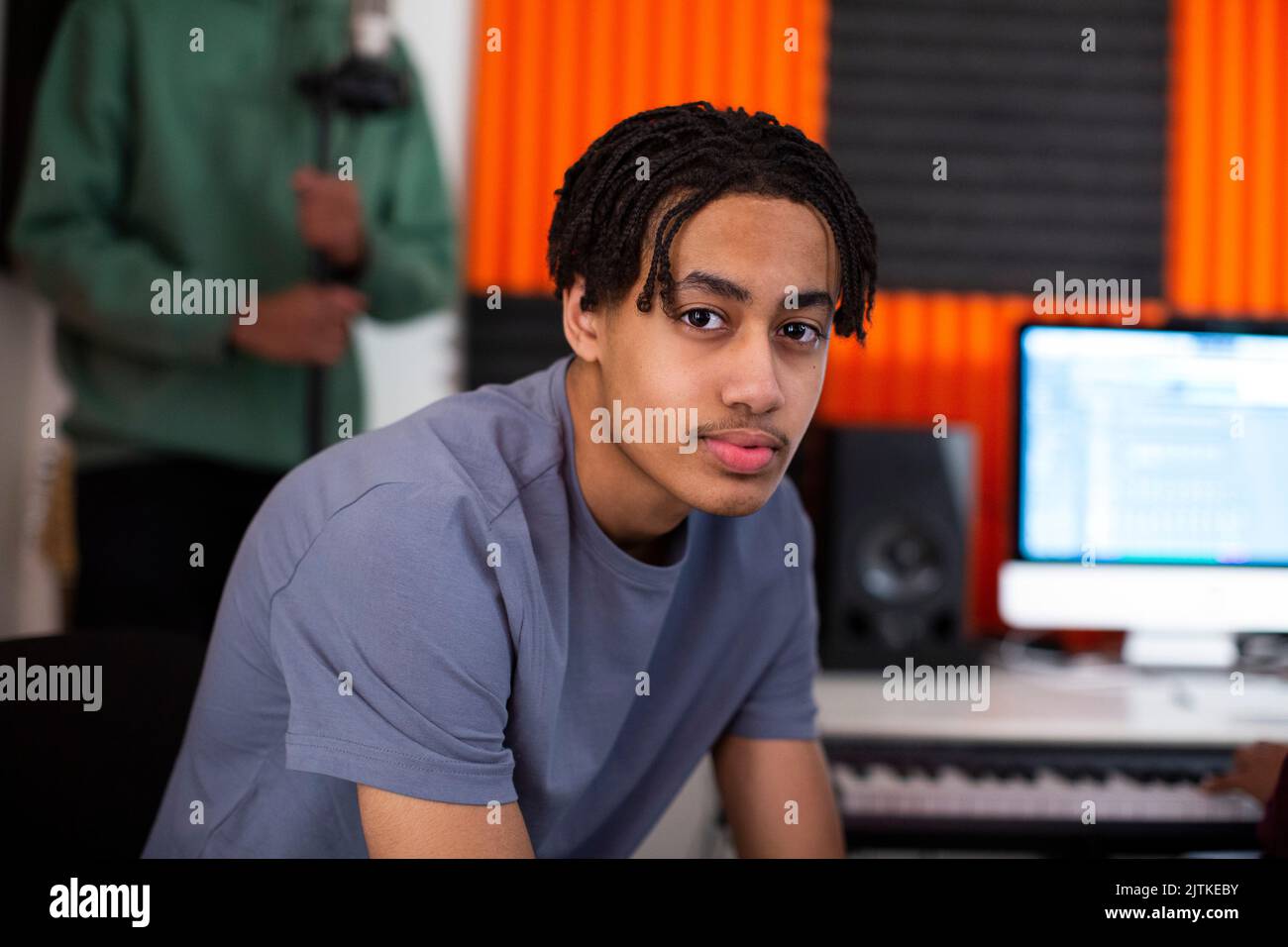 Seitenansicht eines Jungen mit Angst, der im Aufnahmestudio sitzt Stockfoto