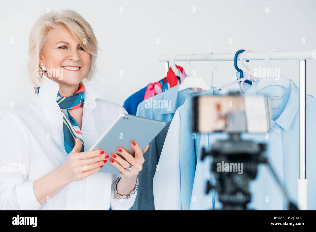 Senior Business Lady Mode vlog Stil Smartphone Stockfoto