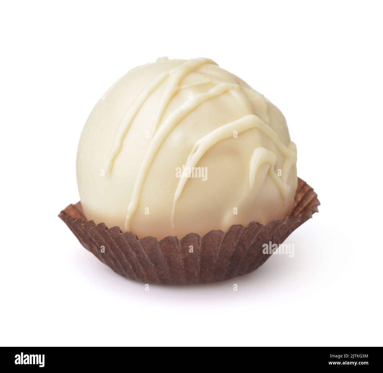 Vorderansicht der weißen Schokolade Trüffel Süßigkeiten in Papierbecher isoliert auf weiß Stockfoto