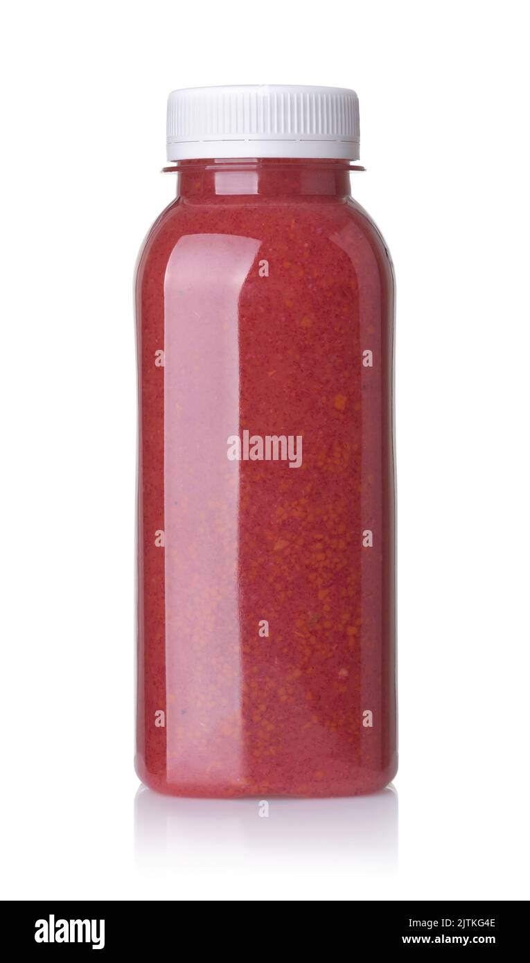 Vorderansicht der Smoothie-Flasche mit frischem rotem Obst, isoliert auf Weiß Stockfoto