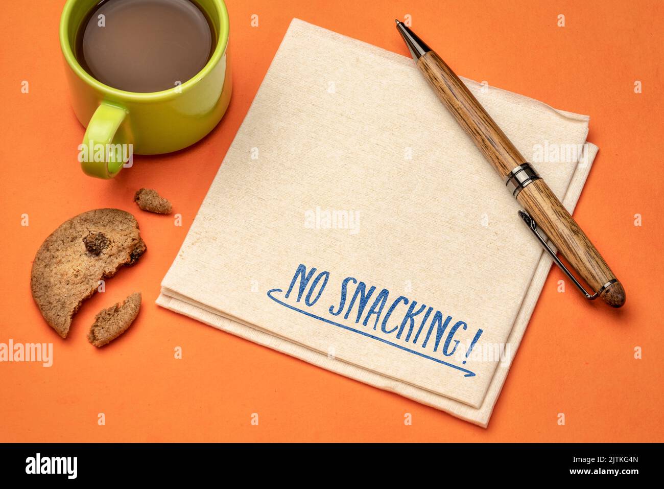 Kein Naschen! Inspirierende Erinnerungsnotiz auf einer Serviette mit Kaffee und Keksen. Gesunde Lebensweise und Ernährung Konzept. Stockfoto