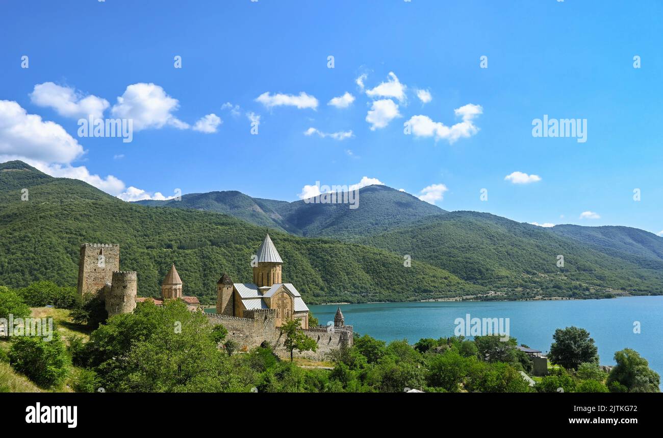 Ananuri Castle Complex auf dem Aragvi Fluss im Sommer. Georgien Stockfoto