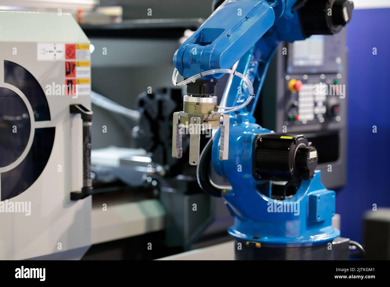 Industrielle kollaborative Roboter und CNC-Drehmaschine. Selektiver Fokus. Stockfoto