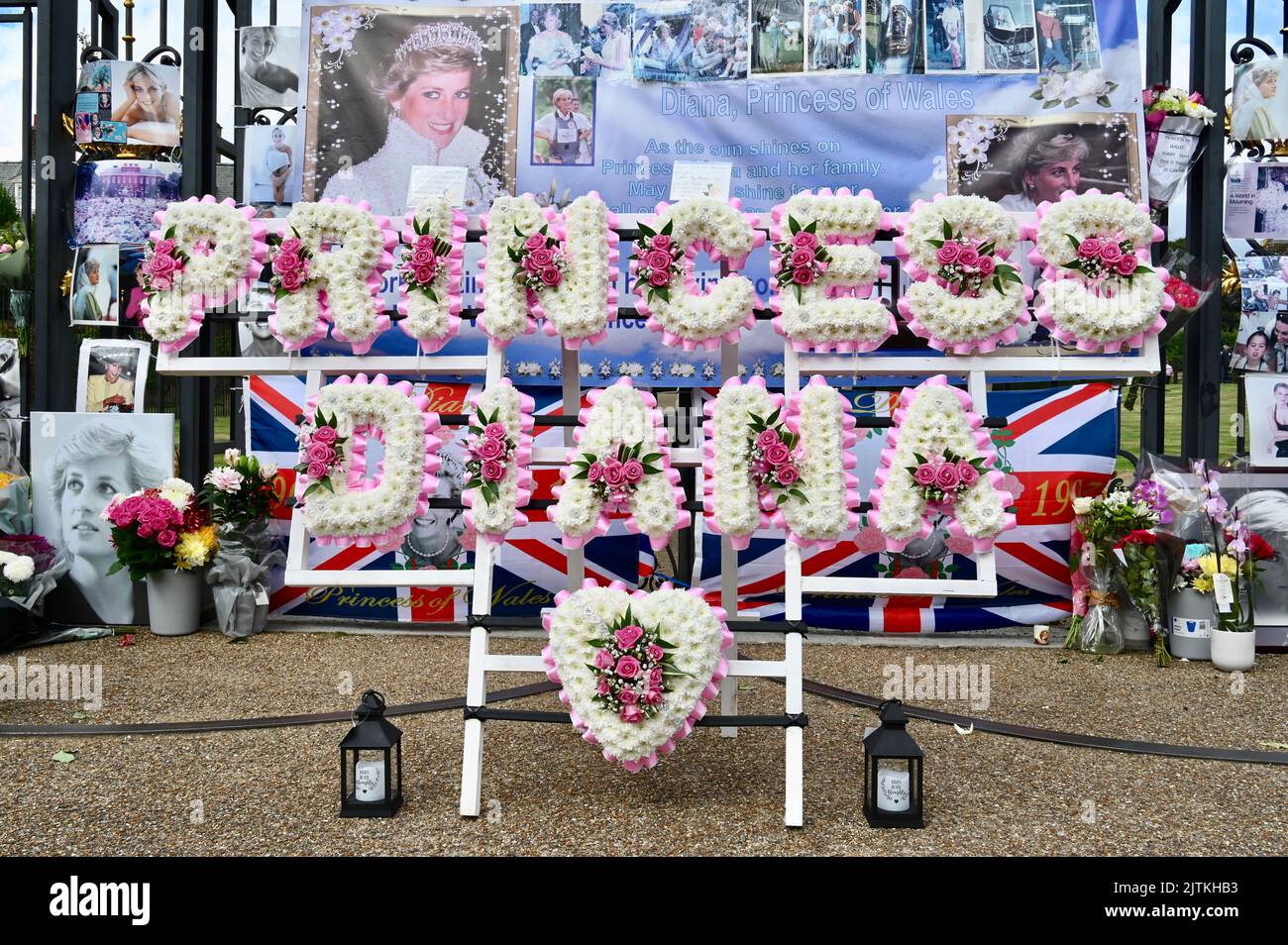 London, Großbritannien. 31/08/2022 versammelten sich die königlichen Fans vor den Golden Gates vor dem Kensington Palace, dem ehemaligen Zuhause von Prinzessin Diana, um anlässlich des 25.. Todestages von Prinzessin Diana Blumen zu feiern. Stockfoto
