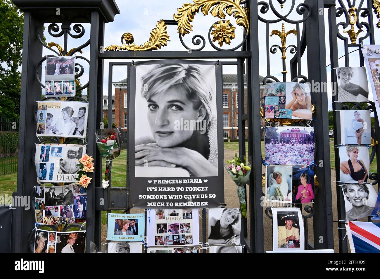 London, Großbritannien. 31/08/2022 versammelten sich die königlichen Fans vor den Golden Gates vor dem Kensington Palace, dem ehemaligen Zuhause von Prinzessin Diana, um anlässlich des 25.. Todestages von Prinzessin Diana Blumen zu feiern. Stockfoto
