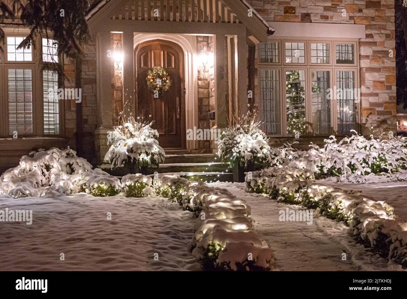 Toronto, ON, Kanada – 25. Dezember 2020: Haus geschmückt mit Lichtern für Weihnachten in Toronto Stockfoto