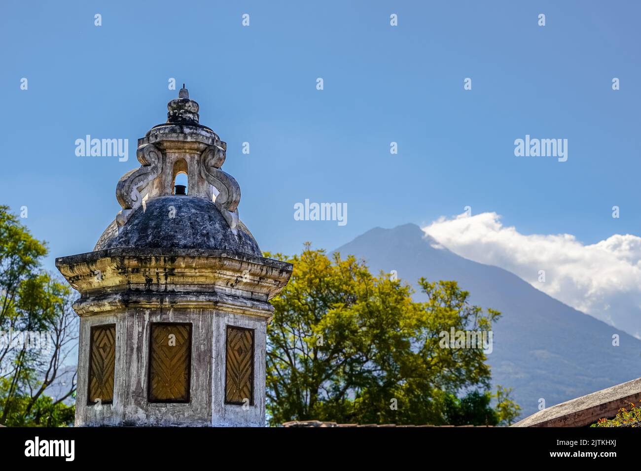 Wunderschöne Luftaufnahmen der Antigua City in Guatemala, ihrer gelben Kirche, dem Santa Catalina Arch und dem Acatenango Vulkan Stockfoto