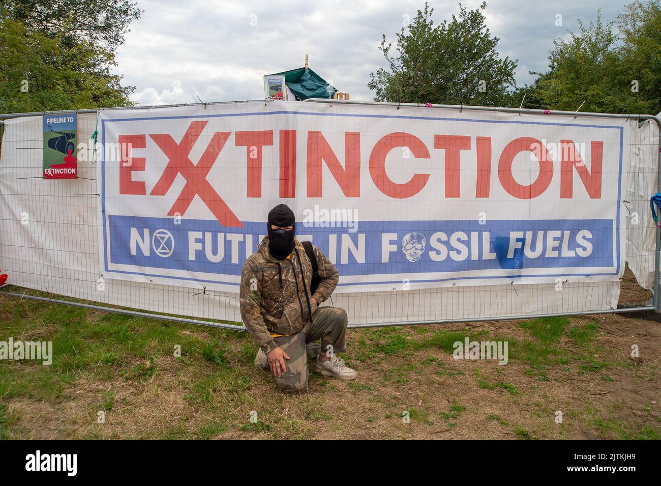 CHERTSEY, Surrey, Großbritannien. 31.. August 2022. Scott Breen, bekannt als Digger, ist ein Protestler am Standort Chertsey, an dem ein erfahrener Klimaaktivist Tunneler in Chertsey seit 31 Tagen einen Tunnel an Land grub, wo Esso (ExxonMobil) eine neue Luftfahrtzellrohrleitung nach London Heathrow baut. Folglich wurden alle Arbeiten am Standort eingestellt, und Esso hat eine vorläufige Verfügung über das Gebiet, in dem der Tunnel liegt, erhalten, was bedeutet, dass eine Räumung bevorsteht. Quelle: Maureen McLean/Alamy Live News Stockfoto