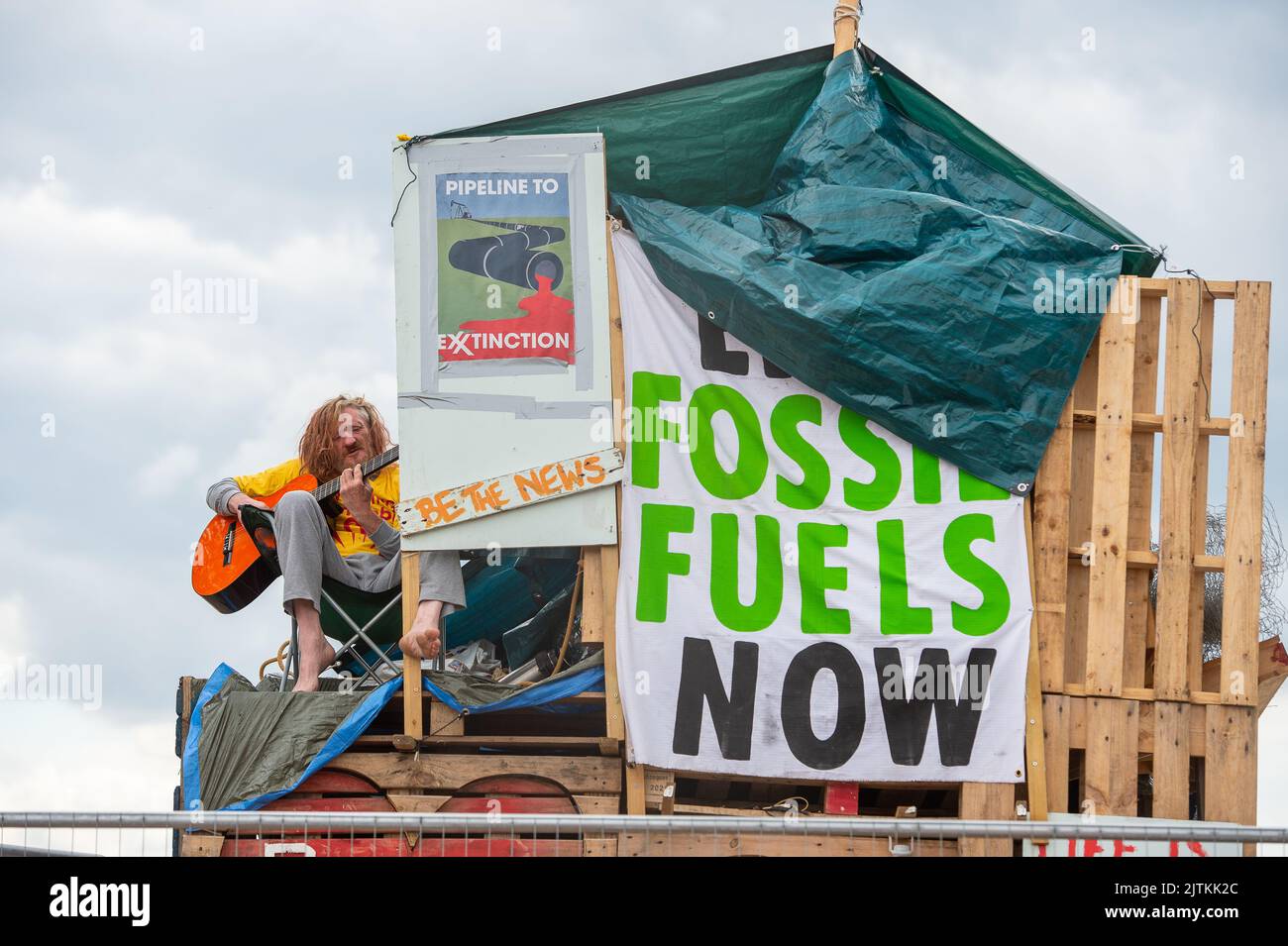 CHERTSEY, Surrey, Großbritannien. 31.. August 2022. Scott Breen, ein erfahrener Klimaaktivist, der als Digger bekannt ist, grub in Chertsey seit 31 Tagen einen Tunnel an Land, wo Esso (ExxonMobil) eine neue Flugzeugbrennstoffleitung nach London Heathrow baut. Folglich wurden alle Arbeiten am Standort eingestellt, und Esso hat eine vorläufige Verfügung über das Gebiet, in dem der Tunnel liegt, erhalten, was bedeutet, dass eine Räumung bevorsteht. Quelle: Maureen McLean/Alamy Live News Stockfoto