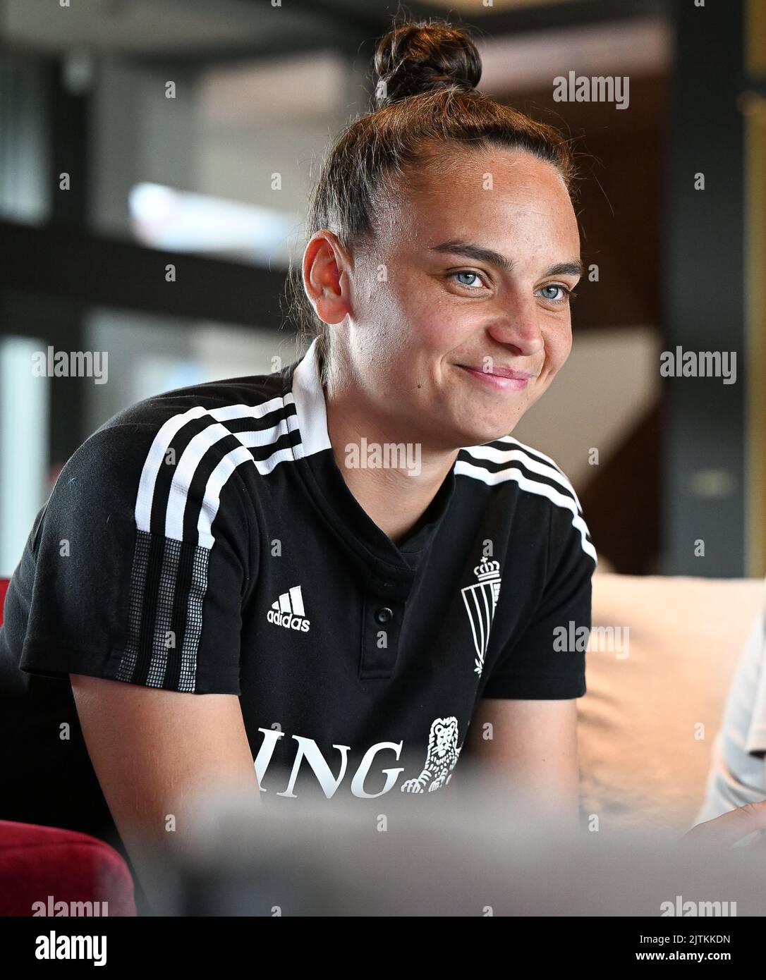 Die belgische Torhüterin Nicky Evrard, die am Mittwoch, dem 31. August 2022, in Tubize bei einer Pressekonferenz der belgischen Nationalmannschaft der Frauen, den Roten Flammen, interviewt wurde. Am Freitag spielt das Team Norwegen in der Qualifikation für die Weltmeisterschaft. BELGA FOTO DAVID CATRY Stockfoto