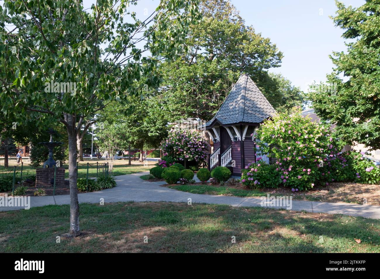 Ocean Grove Auditorium Square Park vor dem Great Auditorium in New Jerseys beliebtestem Sommerurlaubsziel. Stockfoto