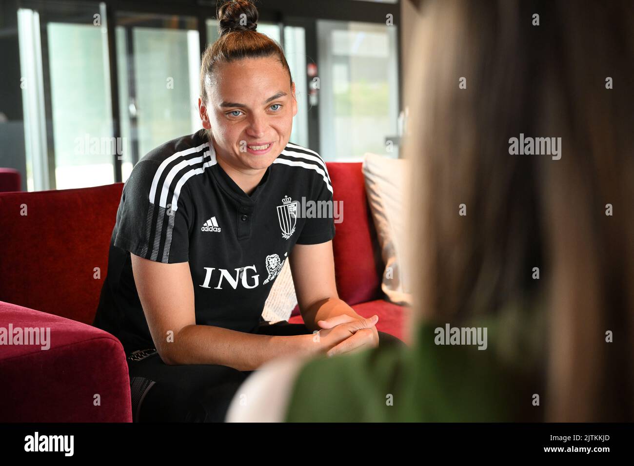 Die belgische Torhüterin Nicky Evrard, die am Mittwoch, dem 31. August 2022, in Tubize bei einer Pressekonferenz der belgischen Nationalmannschaft der Frauen, den Roten Flammen, interviewt wurde. Am Freitag spielt das Team Norwegen in der Qualifikation für die Weltmeisterschaft. BELGA FOTO DAVID CATRY Stockfoto