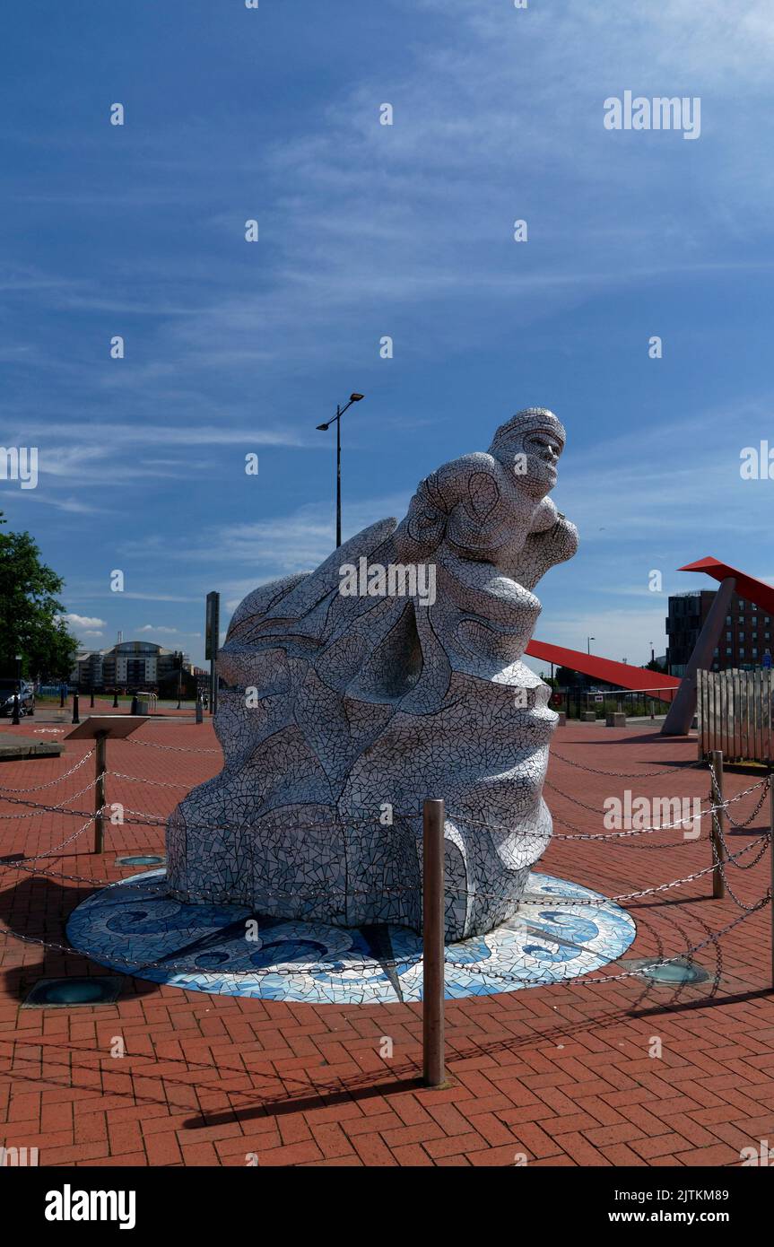 Captain Scott Expedition zum antarktischen Erinnerungskunstwerk in der Cardiff Bay, das rissene Eis darstellt. Am blauen Himmel. Jonathan Williams. Stockfoto