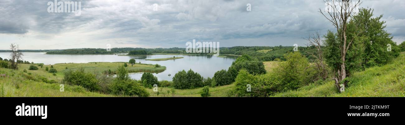 Ruhige Landschaft in freier Wildbahn - die Ufer des Otolovo-Sees in Weißrussland Stockfoto