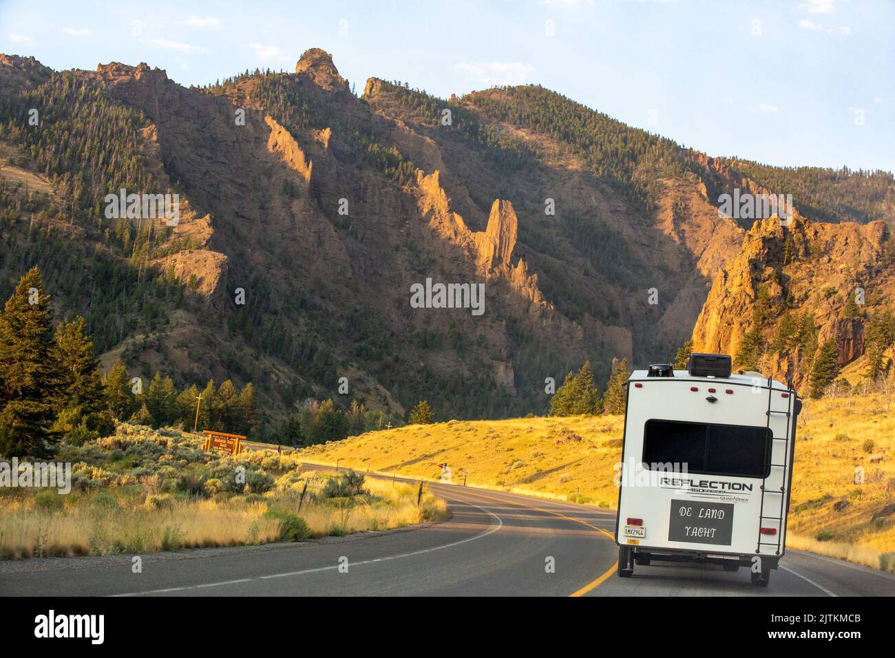 Ein Wohnmobil-Anhänger auf einem Highway bei Sonnenaufgang in den Absaroka Mountains, der entlang der North Fork des Shoshone River fuhr, führte zum Yellowstone Park. Stockfoto