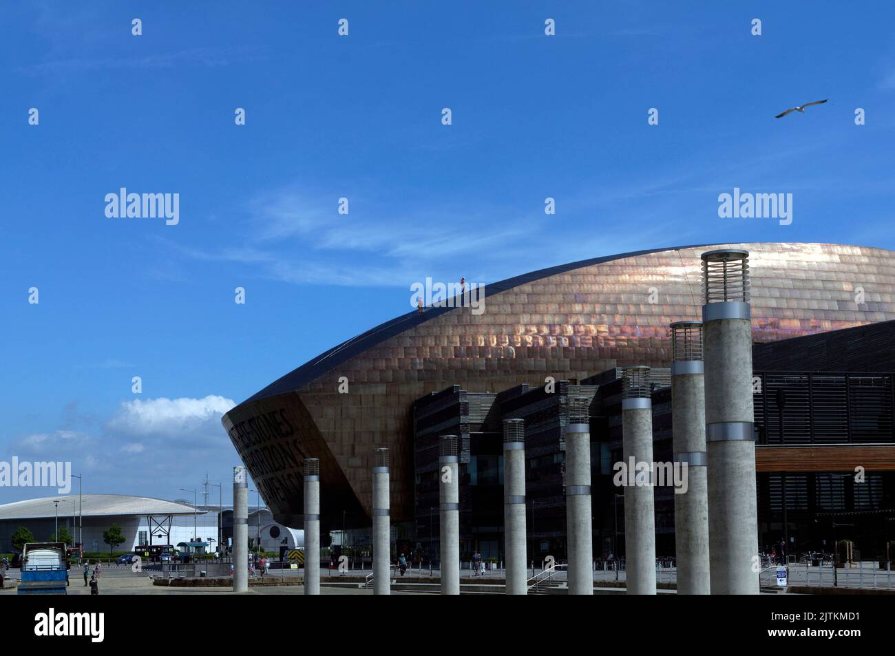 Cardiff Millennium Centre, Cardiff Bay, 2022. Sommer. Männer mit Sicherheitsseilen und Gurtzeugen auf dem Dach - Reinigungs- und Wartungsarbeiten Stockfoto