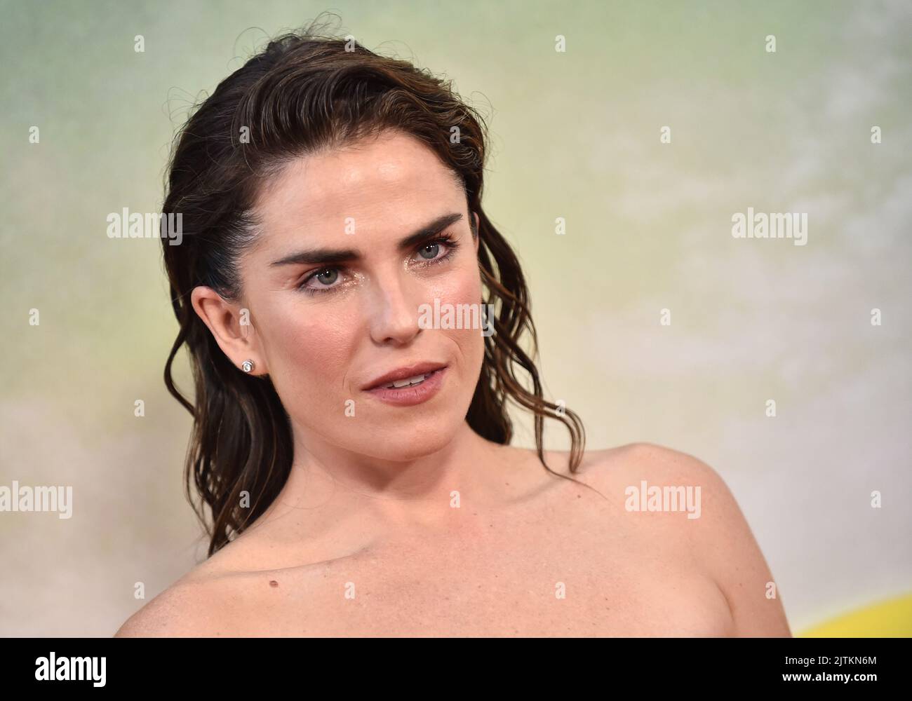 Karla Souza bei der Premiere von Netflix ‘Day Shift’ in Los Angeles am