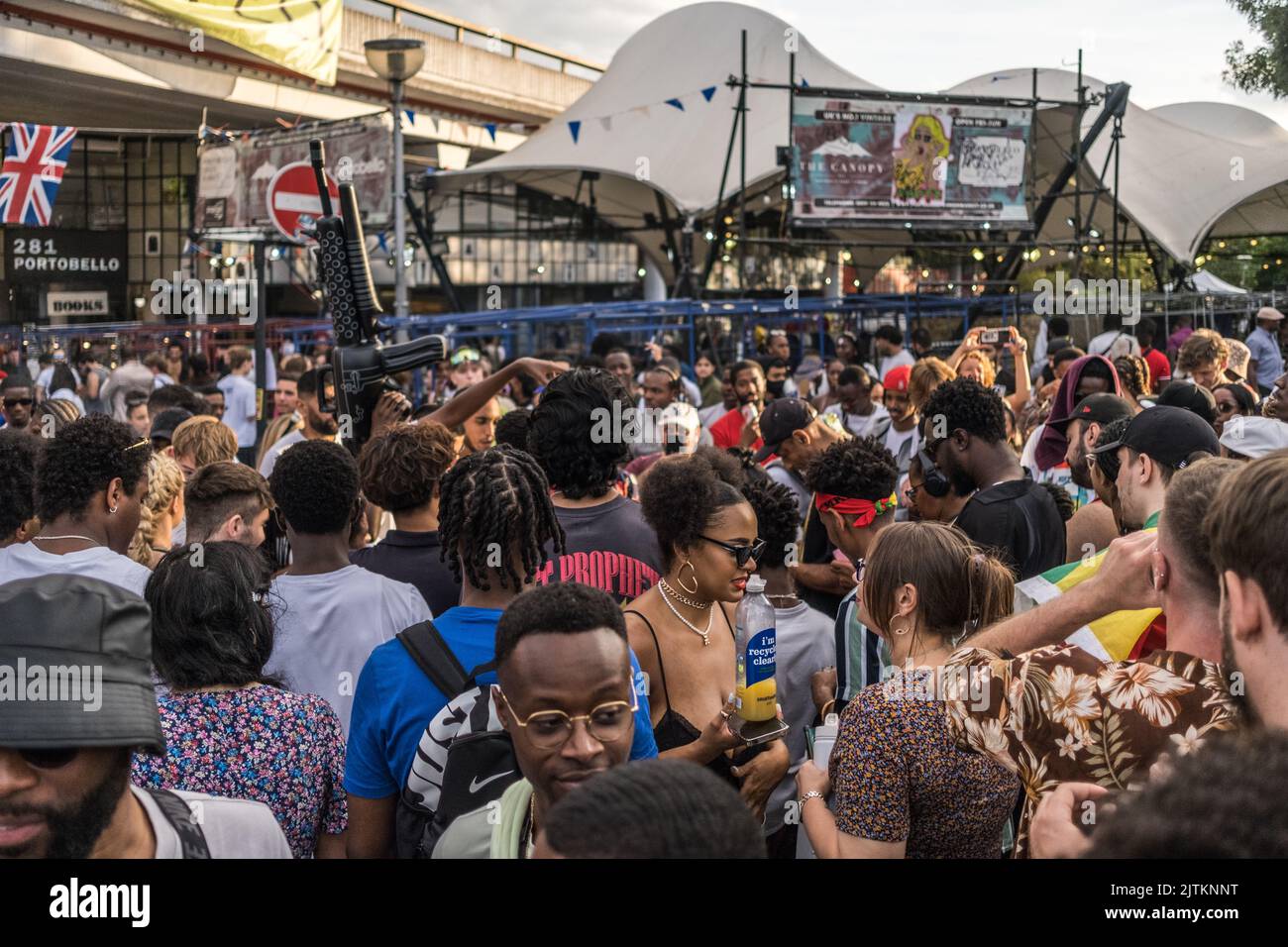 Musiktreffen in der Nähe des Westway in Ladbroke Grove im Westen Londons während des Notting Hill Carnival, 2022. Stockfoto