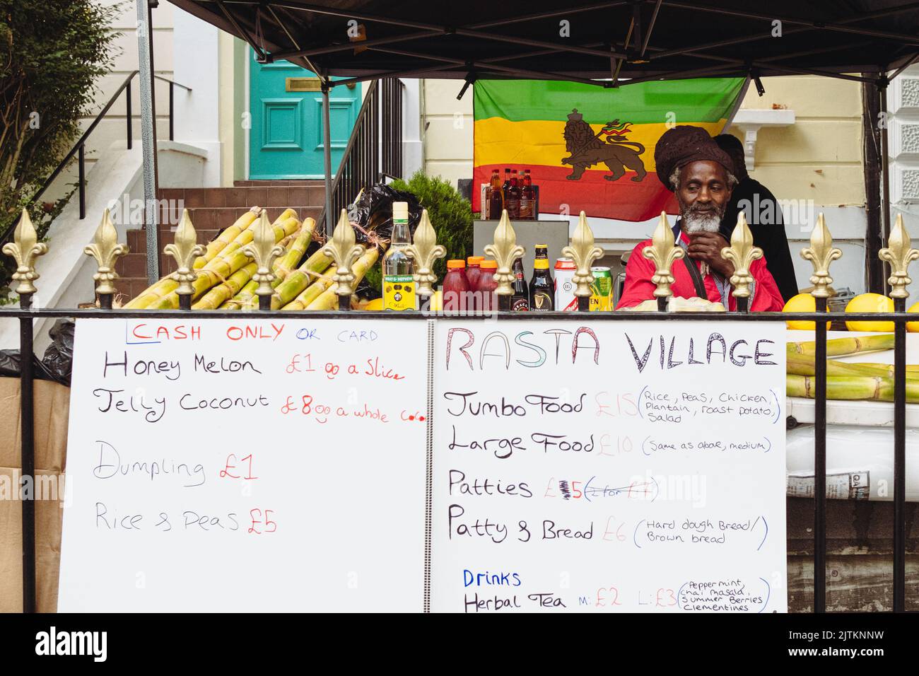Der jamaikanische Street-Food-Verkäufer „Pop Up“ verkauft Lebensmittel aus seinem Garten am Notting Hill Carnival 2022, West London. Stockfoto