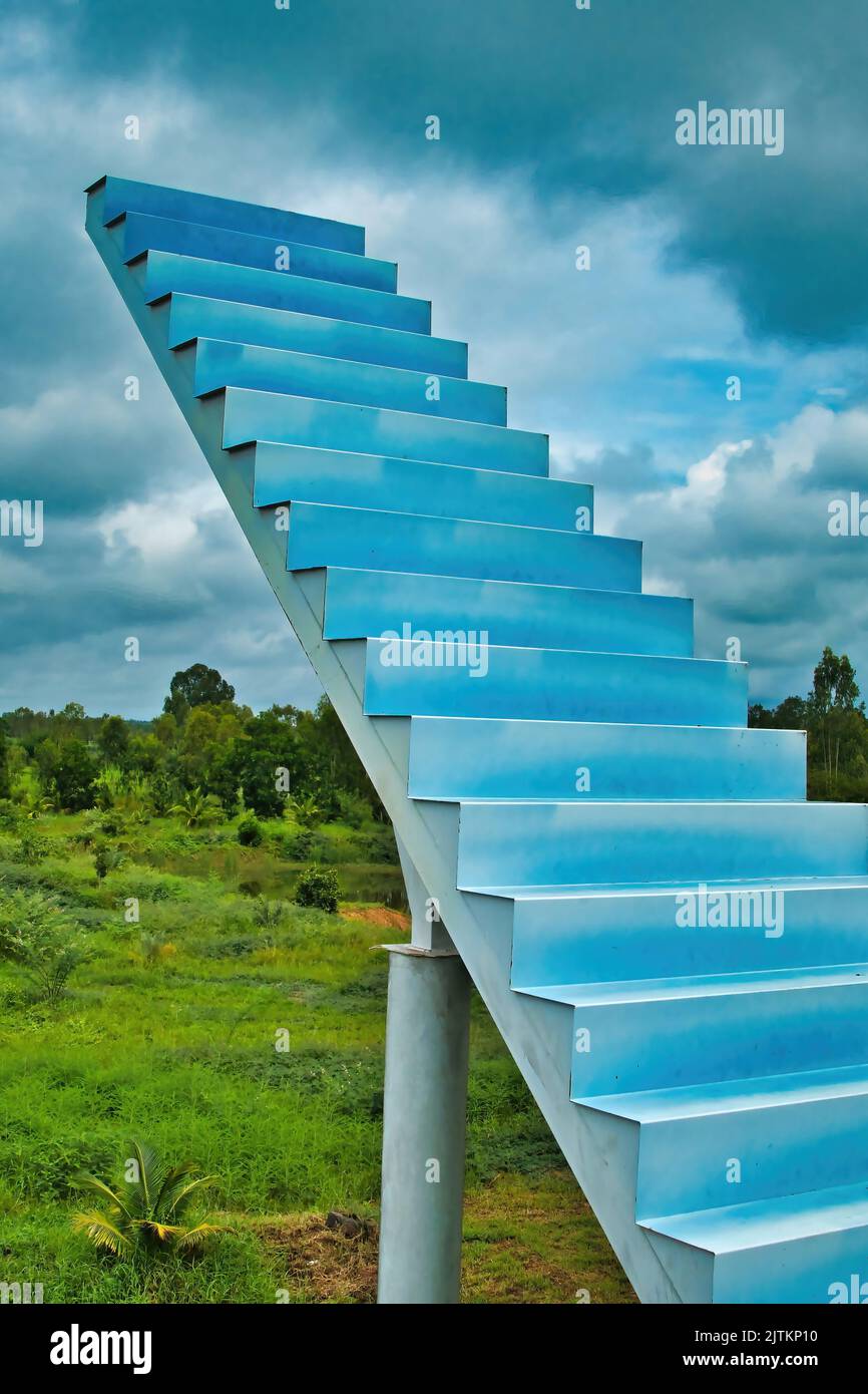 Metalltreppen führen ins nichts, Udon Thani, Thailand. Treppen zum Himmel Stockfoto