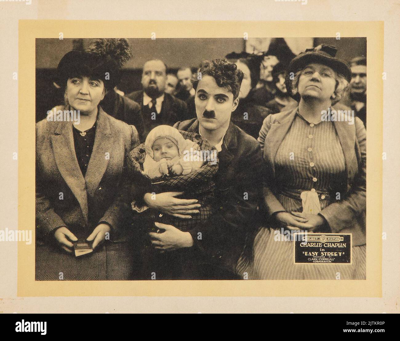 Charlie Chaplin in Easy Street (Select Picturs, R-1920s). Lobby Card - Stummfilm Stockfoto