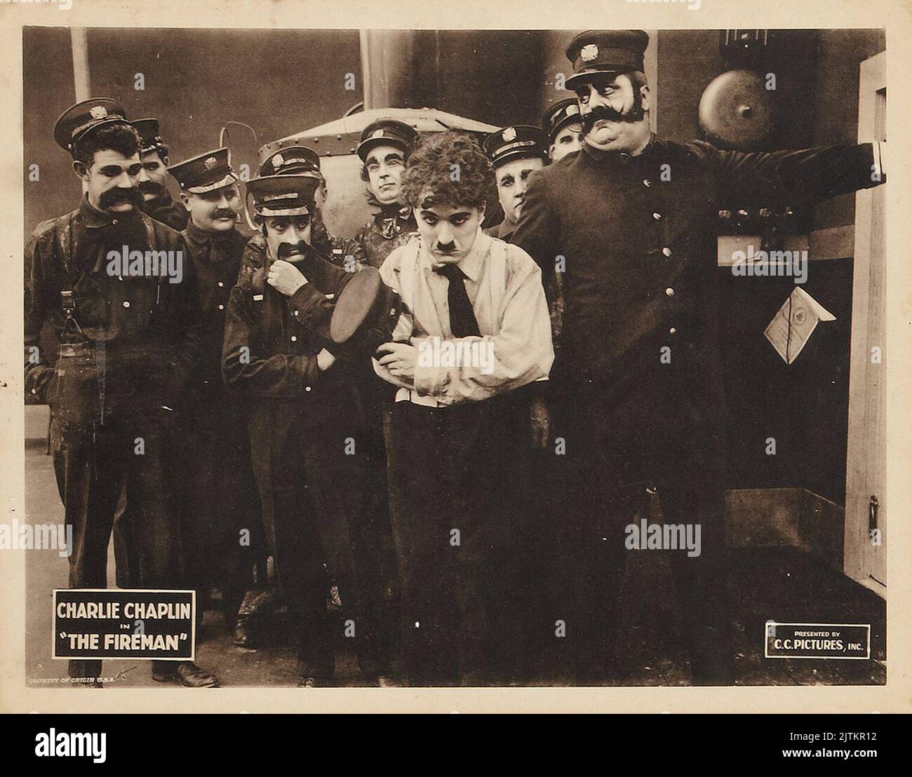 Charlie Chaplin im Feuerwehrmann (CC Pictures, R-1920s). Lobby Card - Stummfilm Stockfoto
