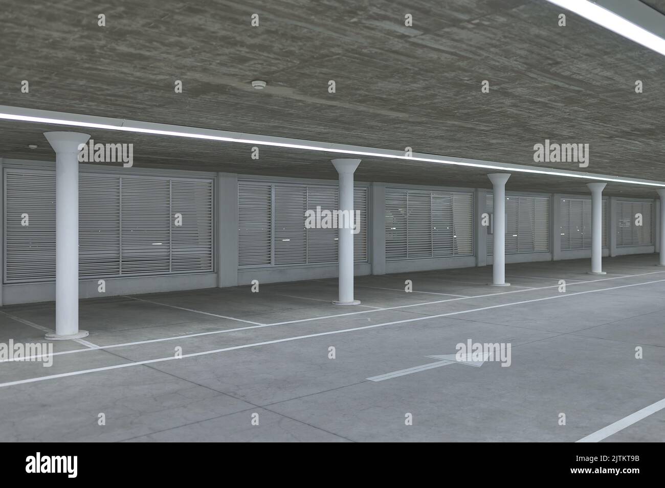 Detail der Parkplätze auf einem öffentlichen U-Bahn-Parkplatz Stockfoto