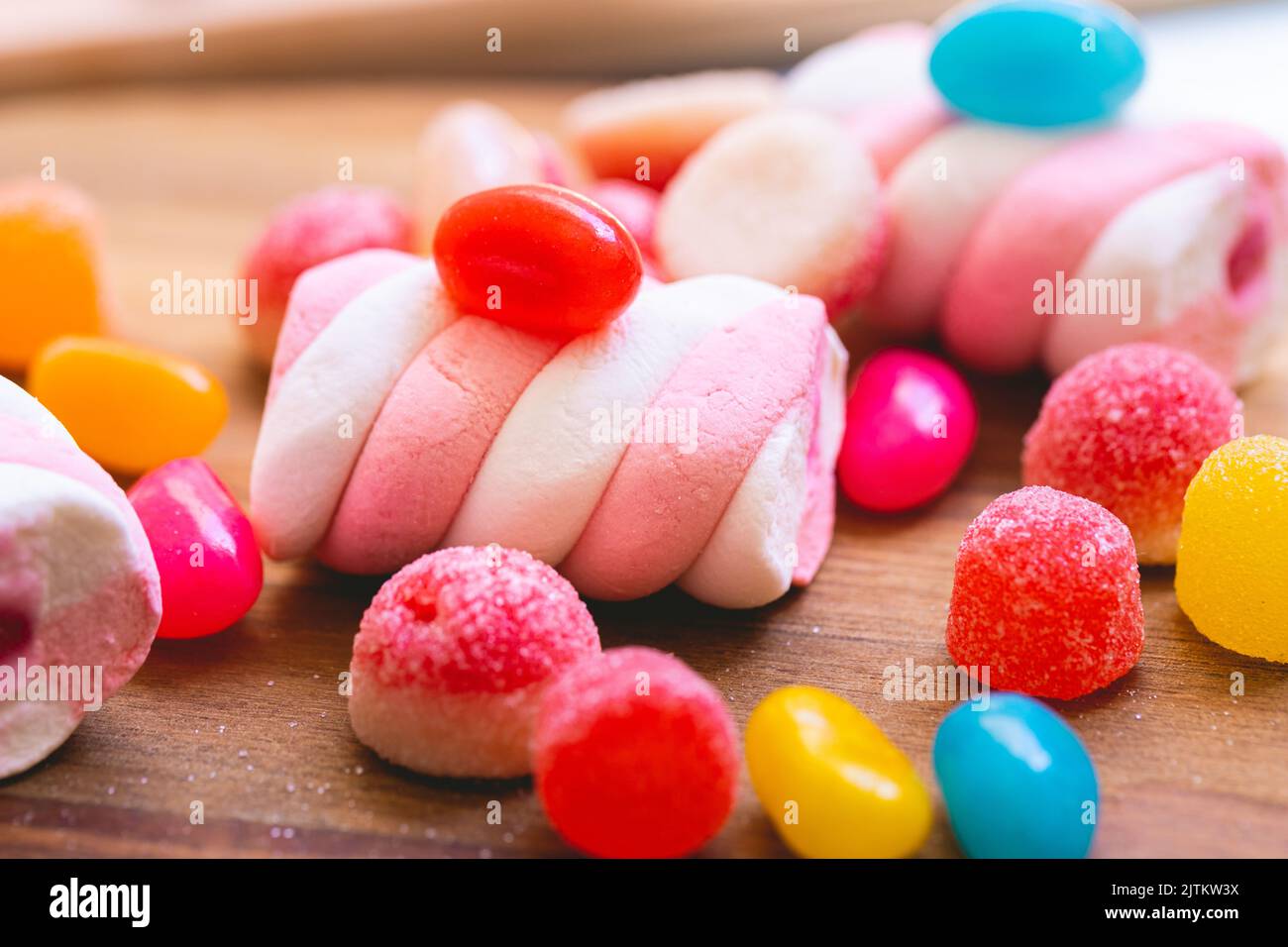 Verschiedene Süßigkeiten auf einem Holzbrett in Makrofotografie Stockfoto