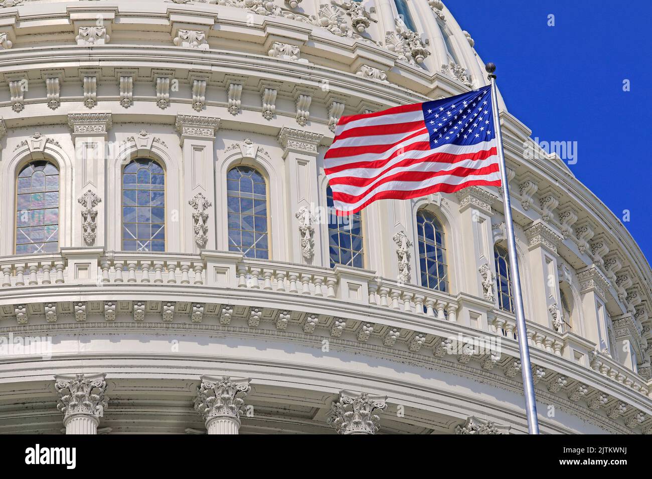 Washington DC Capitol Dome Detail mit winkender amerikanischer Flagge Stockfoto