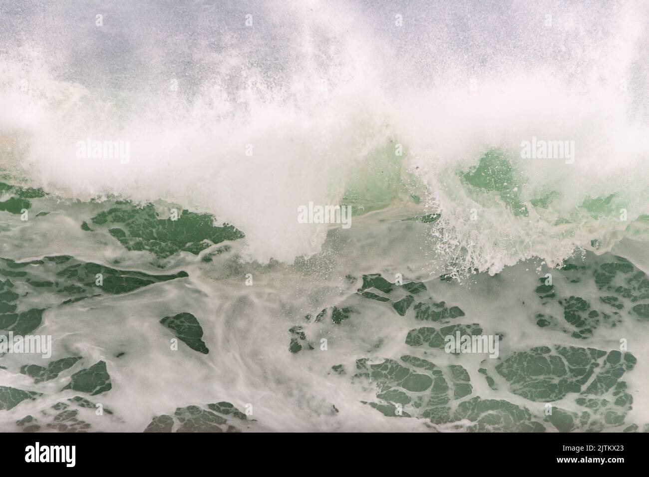 Weißer Schaum einer Welle am leblon Strand in Rio de Janeiro Brasilien. Stockfoto