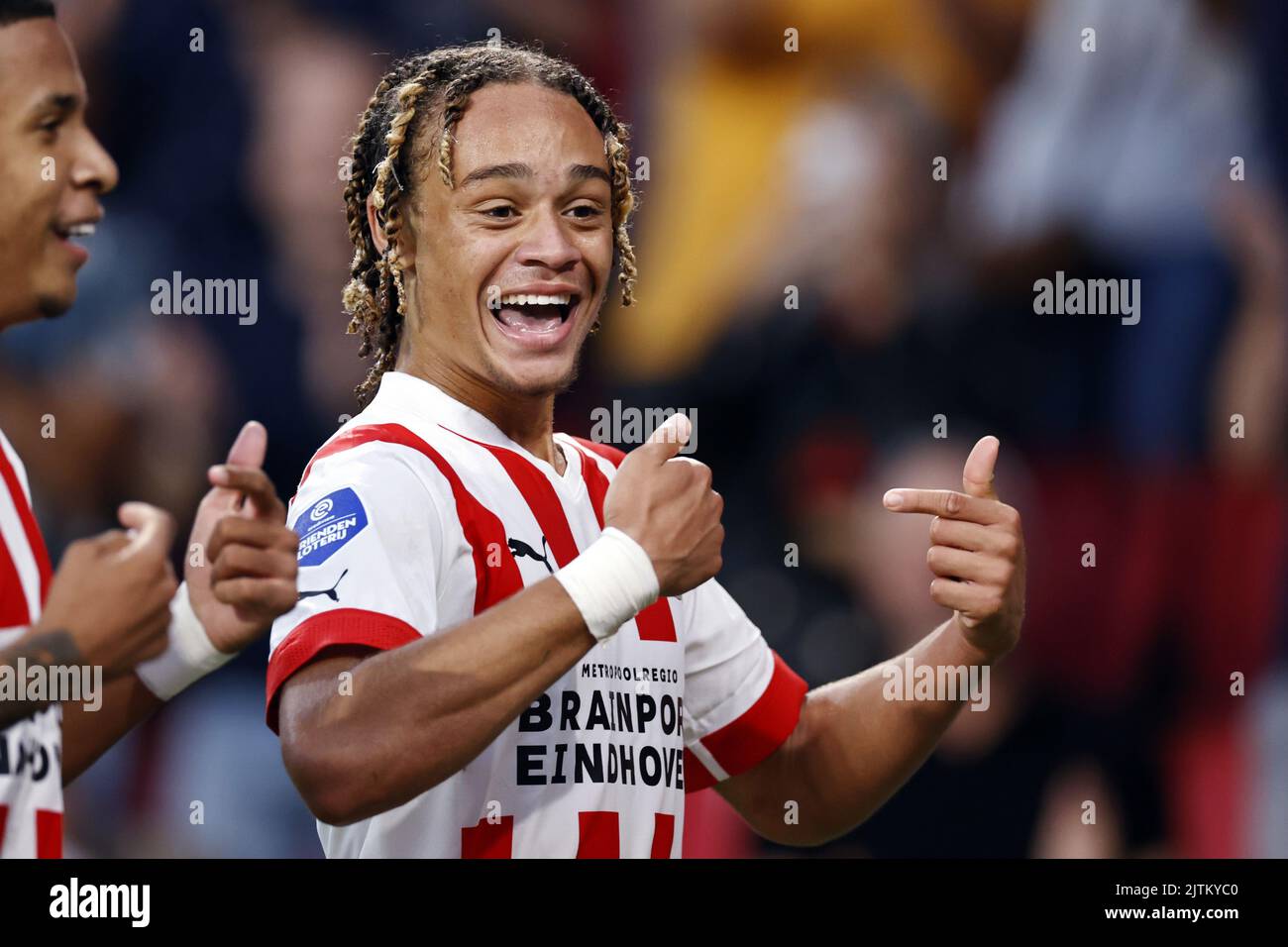 Enschede, Niederlande. 31. August 2022, EINDHOVEN - (lr) Savio Moreira de Oliveira vom PSV Eindhoven, Xavi Simons vom PSV Eindhoven feiern die 6-1 während des niederländischen Eredivisie-Spiels zwischen PSV Eindhoven und FC Volendam am 31. August 2022 im Phillips-Stadion in Eindhoven, Niederlande. ANP MAURICE VAN STEEN Stockfoto