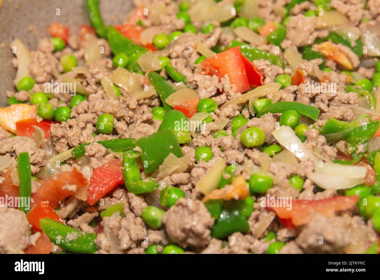 Hackfleisch, Erbsen, grüne Paprika und Tomaten in Brasilien in einer Pfanne gehackt. Stockfoto